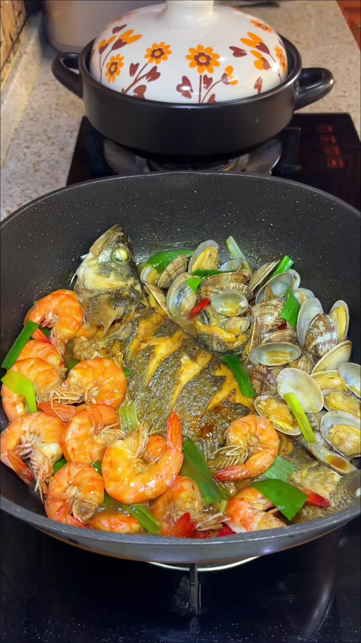 鲈鱼鲜虾炖花甲今天又安排上了三鲜齐聚太鲜了全家都爱吃