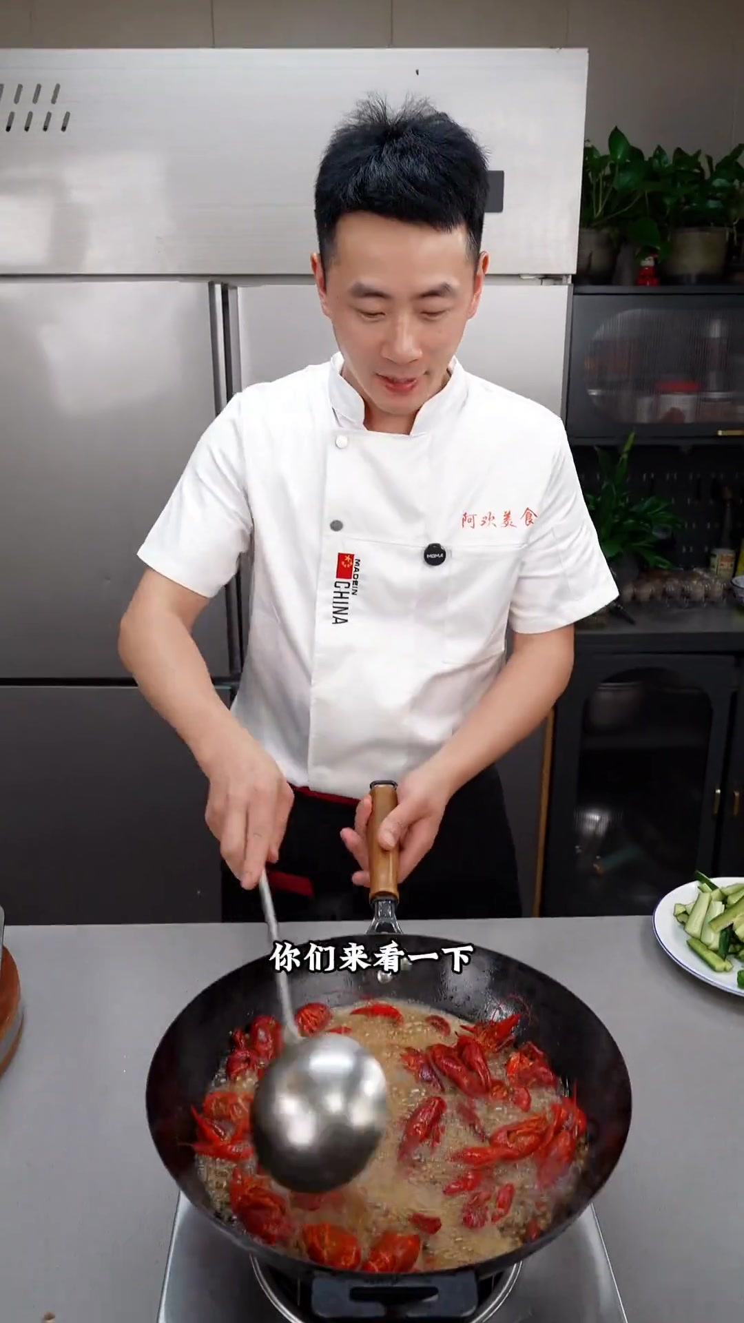 小龙虾放开水烫一烫，出锅好吃的家常新做法不用油炸还省油