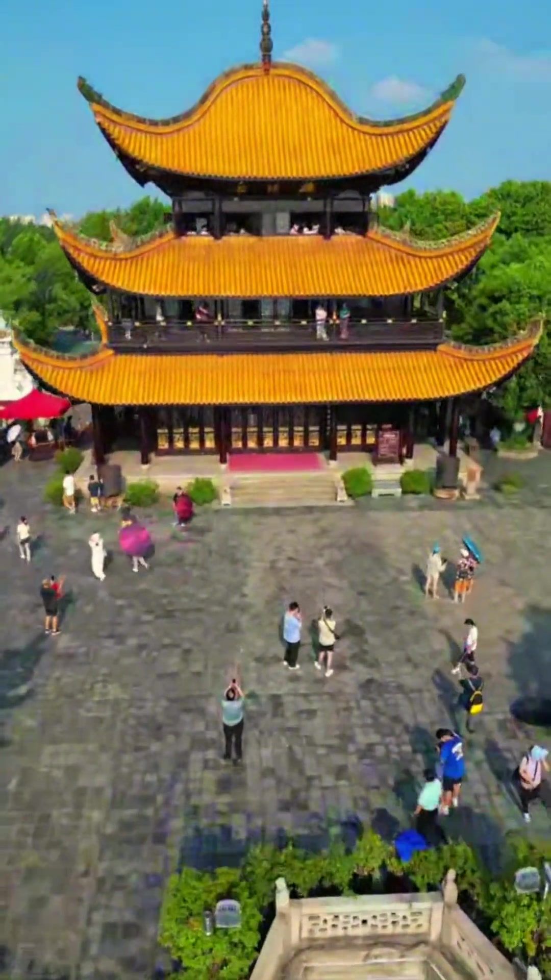 江南三大名楼之一的岳阳楼，登楼览洞庭湖美景令人沉醉