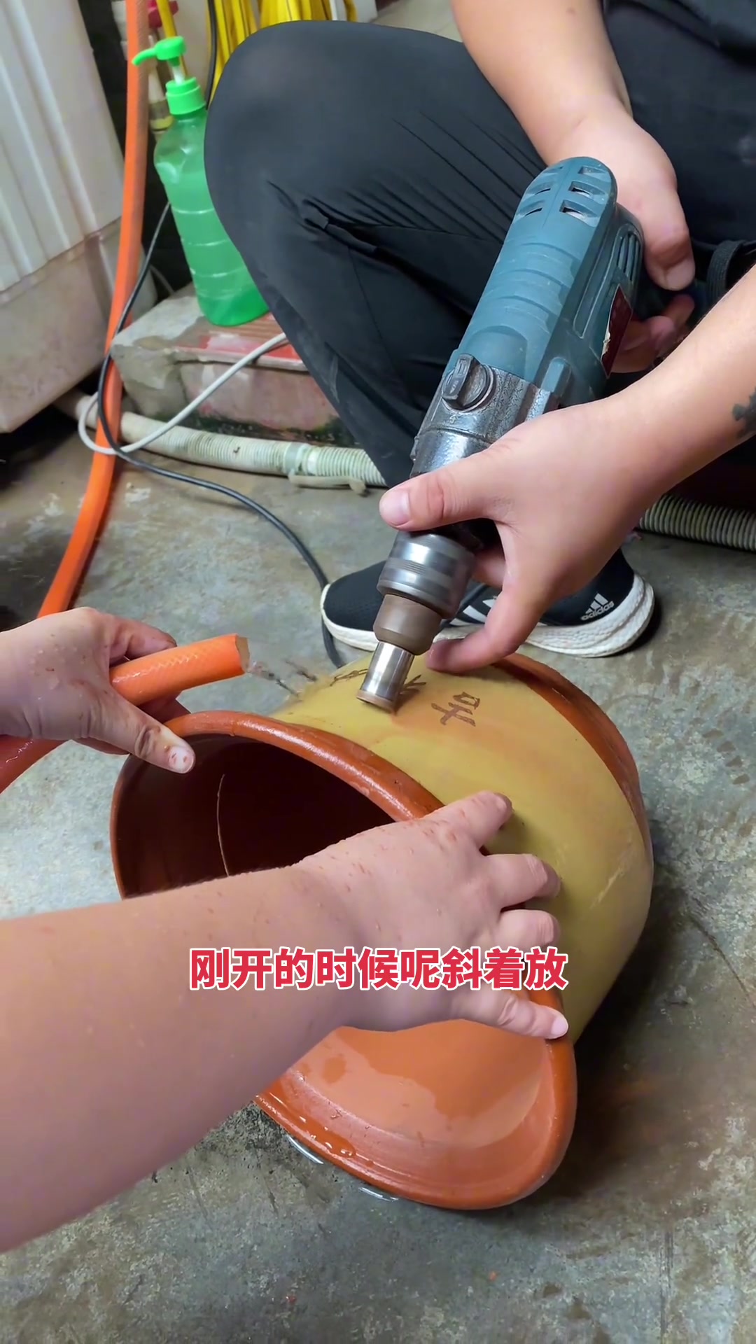 自制鱼缸，流水罐进水口用20mm开孔器，加水打孔