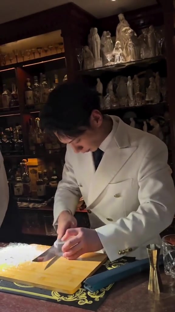 调酒师现场现调鸡尾酒