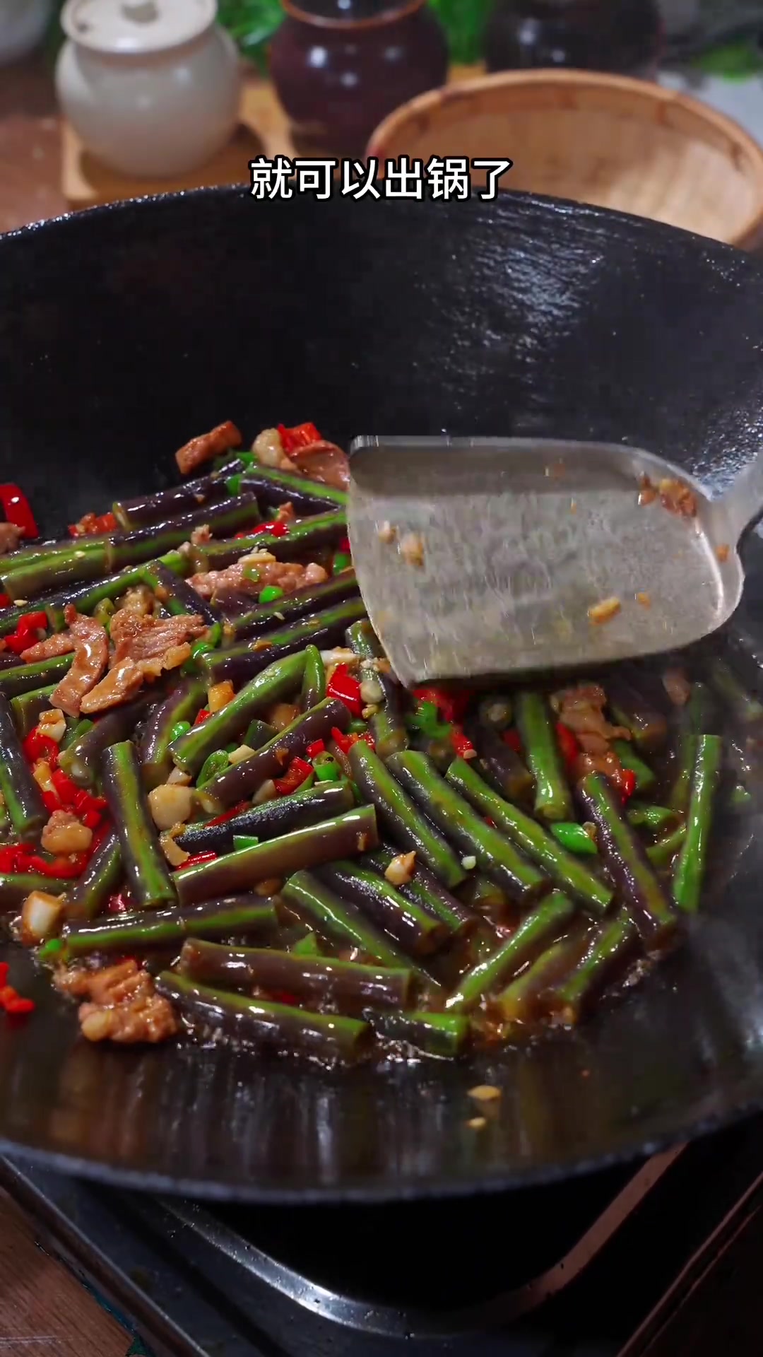 红豆角炒肉，豆角嫩滑入味，简单家常菜