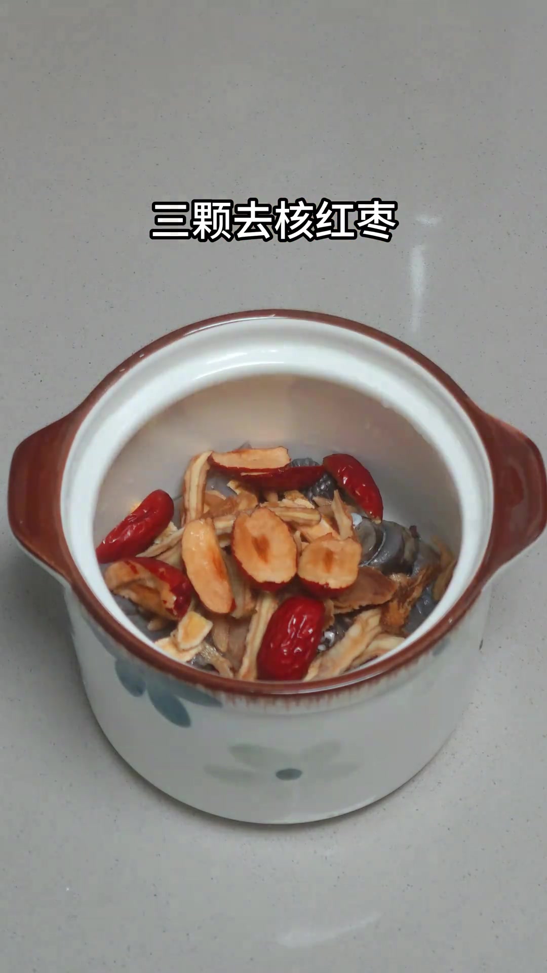 中医养生：红参当归炖乌鸡，温和滋补不燥热