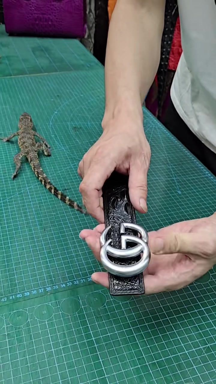 质感十足的鳄鱼皮腰带！