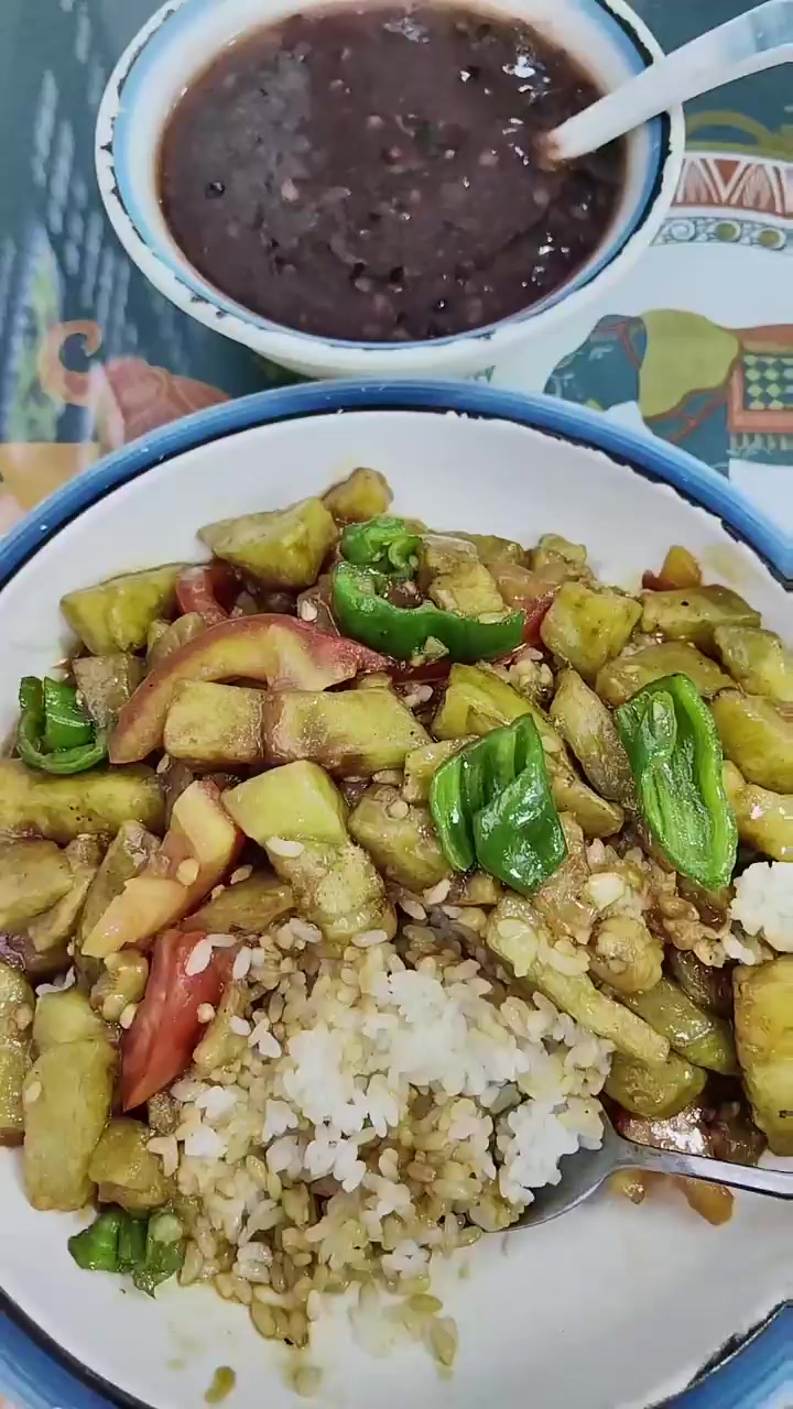 品尝茄子盖饭搭配黑米粥享美好滋味