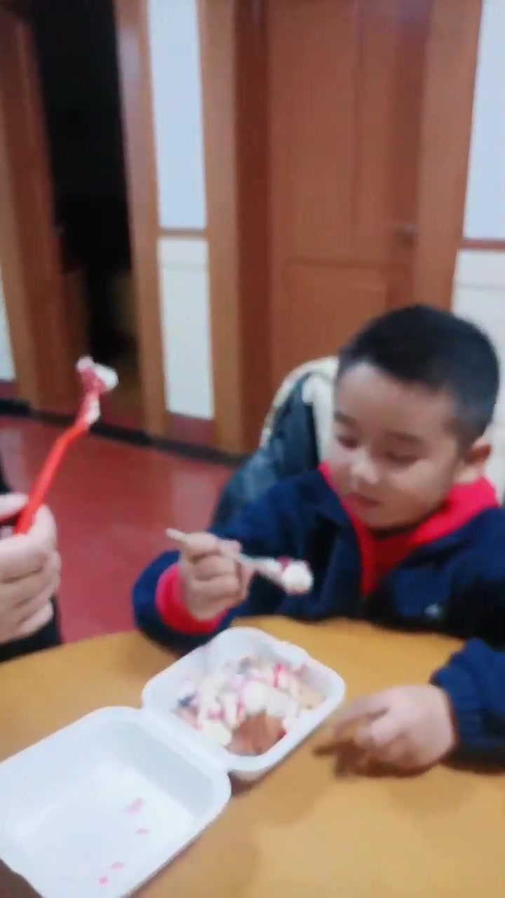 宋程程为爸妈结婚纪念日挑蛋糕庆贺