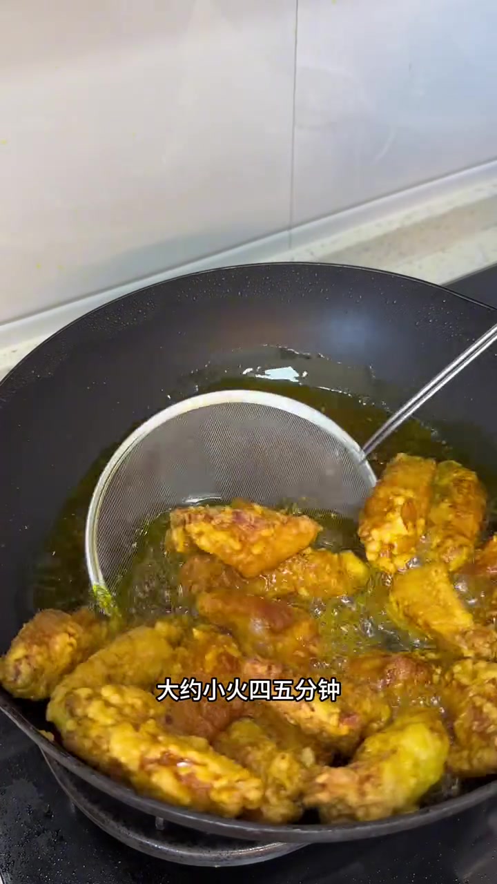 蒜香甜辣冷吃鸡翅，又香又酥又脆