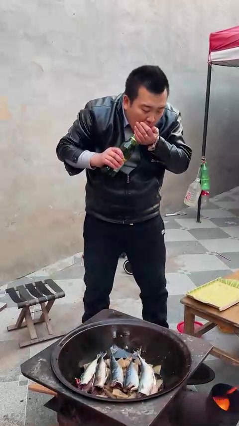 第一次吃鱼炖咸菜，确实好吃，没想到俺家阿志啥也会做