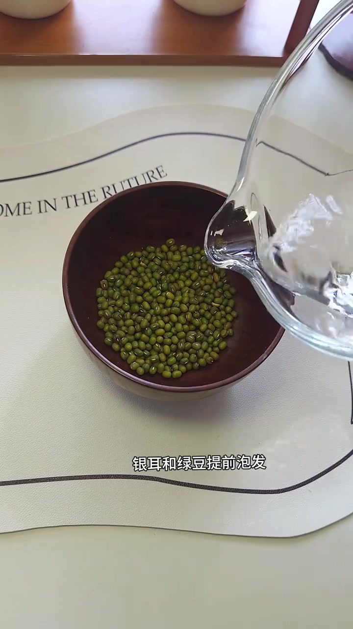 养生健康：银耳绿豆莲子百合粥，清爽解暑懒人甜品