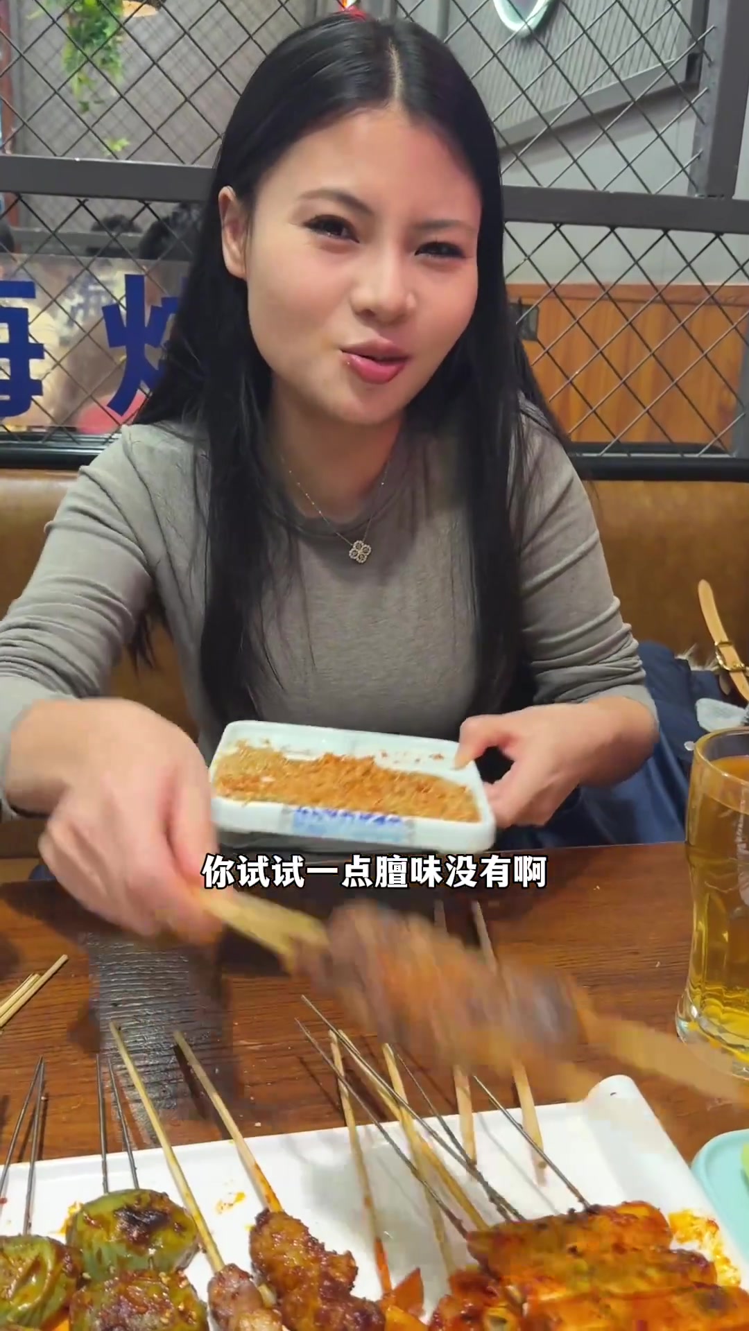 带云南彝族老婆来东北吃烧烤,让她真实评价云南烧烤vs东北烧烤