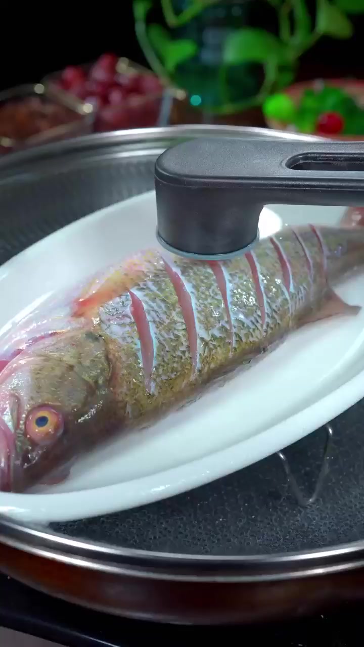 清蒸鲈鱼怎样做才不醒，肉质鲜嫩？视频仔细看哦