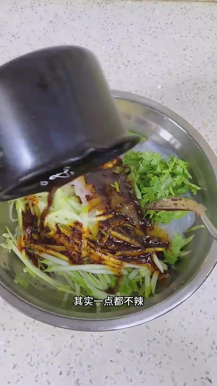 烙点糖饼，喝点汤，煮牛肋条蒸大虾，一家三口晚饭香