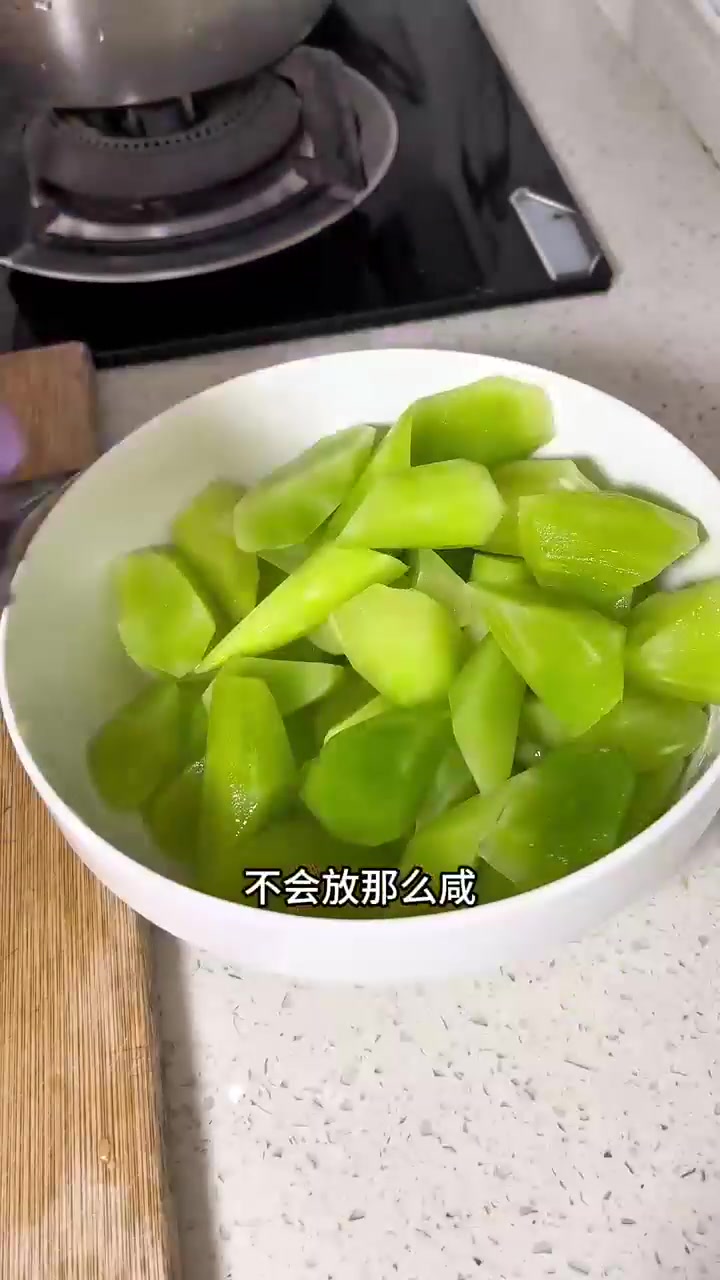 女儿回家吃饭，做腊鸡炖莴笋