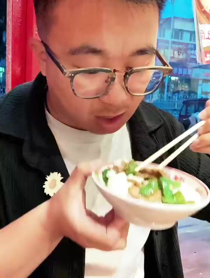 探访川味特色小炒店品尝暖心爱心餐