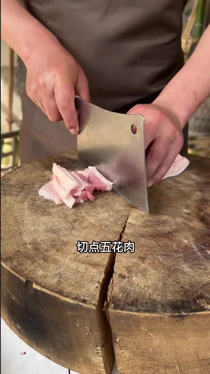 今天表叔带了一只大甲鱼，正好我钓了两条大黄鳝，就一起红烧了，这道菜叫什么名字好嘞？