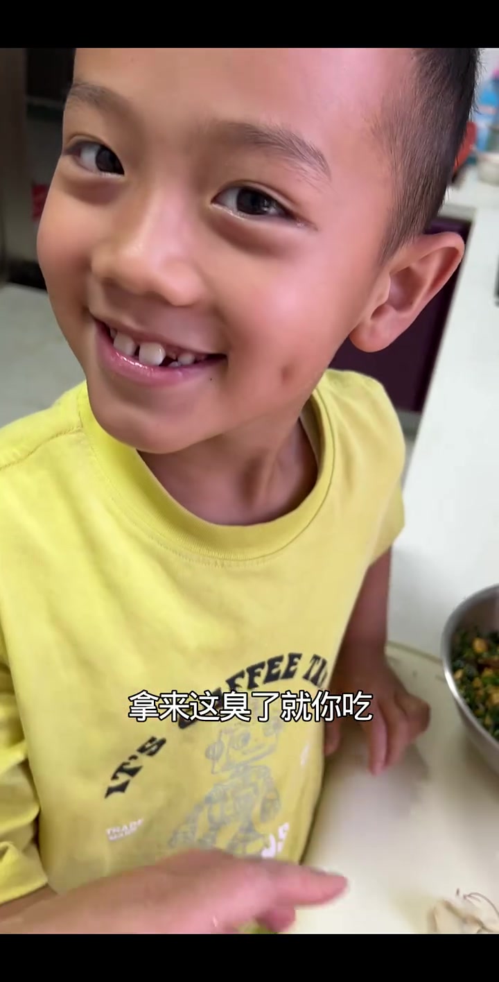 周末给娃做韭菜鸡蛋粉条馅的饺子 #饺子 #吃饺子了 #韭菜鸡蛋馅儿饺子 #记录真实生活