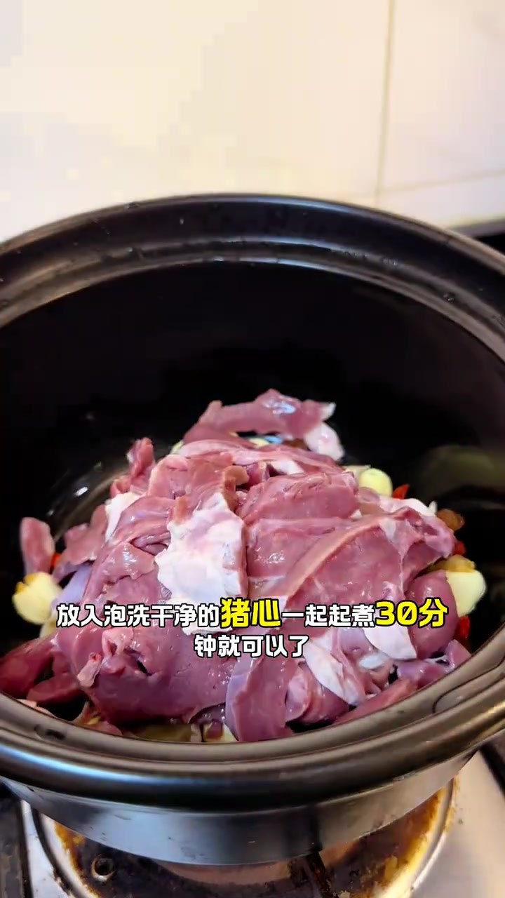 养生健康：猪心莲子百合麦冬汤，缓解春夏心烦失眠