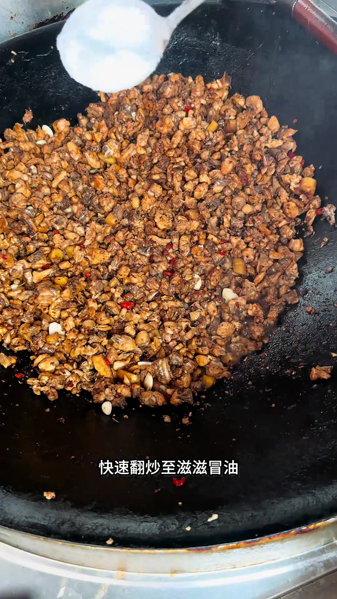 食堂大锅菜做碎碎鸡，记住别加水，炒出的油汁超香