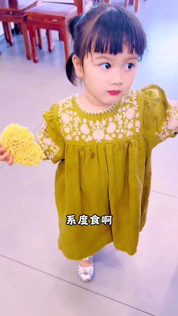 奶奶在开车，不知道孙女打开公仔面吃