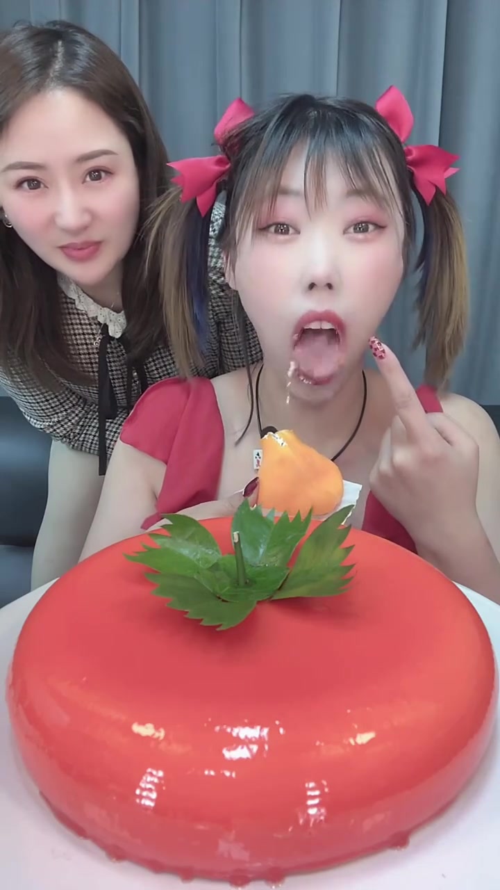 这个番茄蛋糕太逼真了！一口咬下去，汁水四溢，甜到心坎里！#吃播美食分享 #网红甜品蛋糕 #