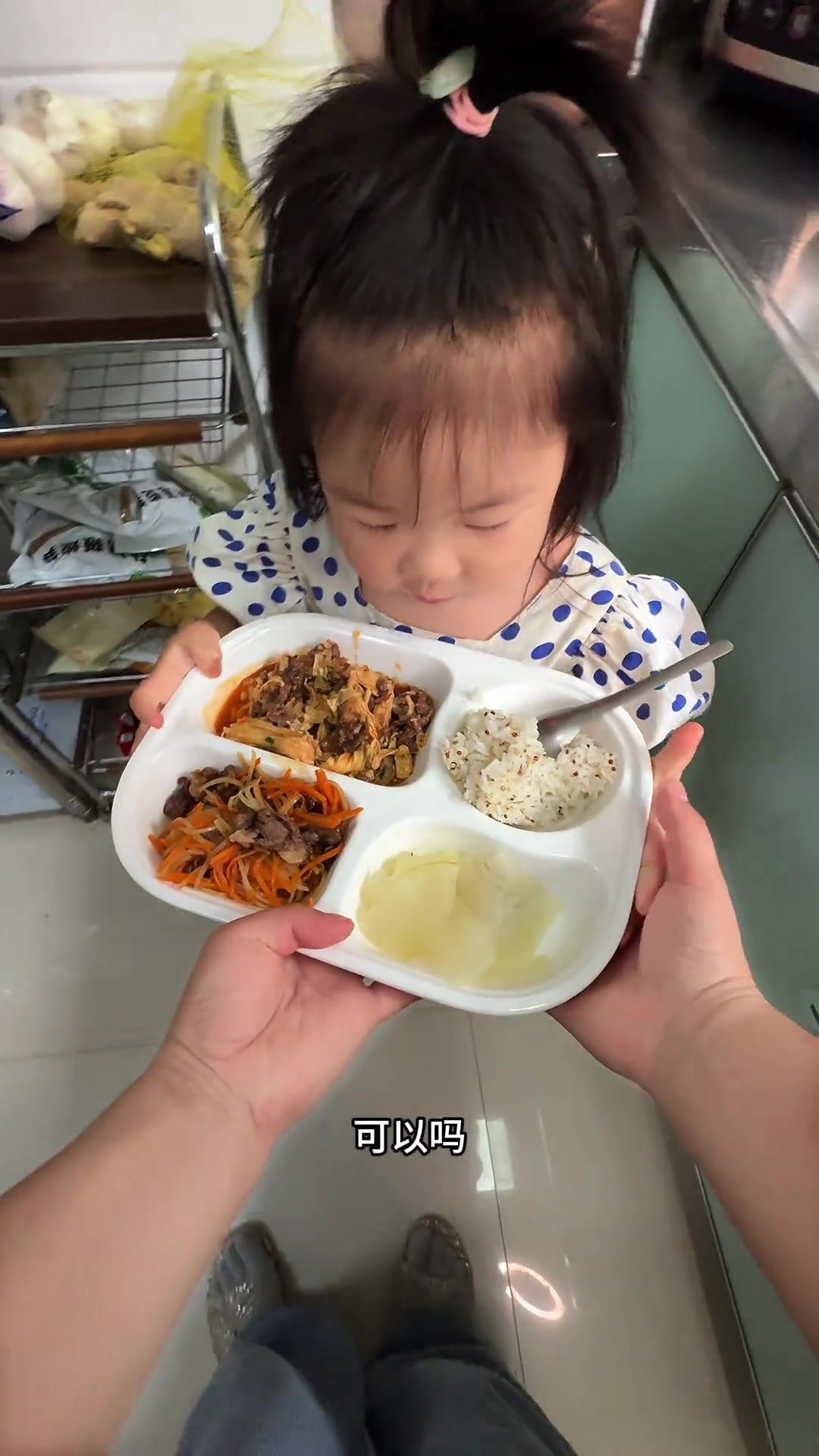一家四口的晚餐，沙茶牛肉煲和土豆胡萝卜炒牛肉都好吃适合小朋友