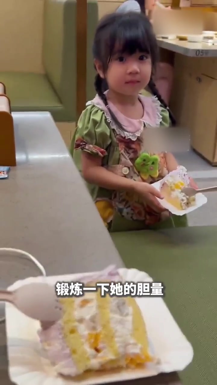 【#大学生给论文庆生小女孩送蛋糕#】近日，广东，毕业大学生为自己的论文“庆生”，小女孩暖心