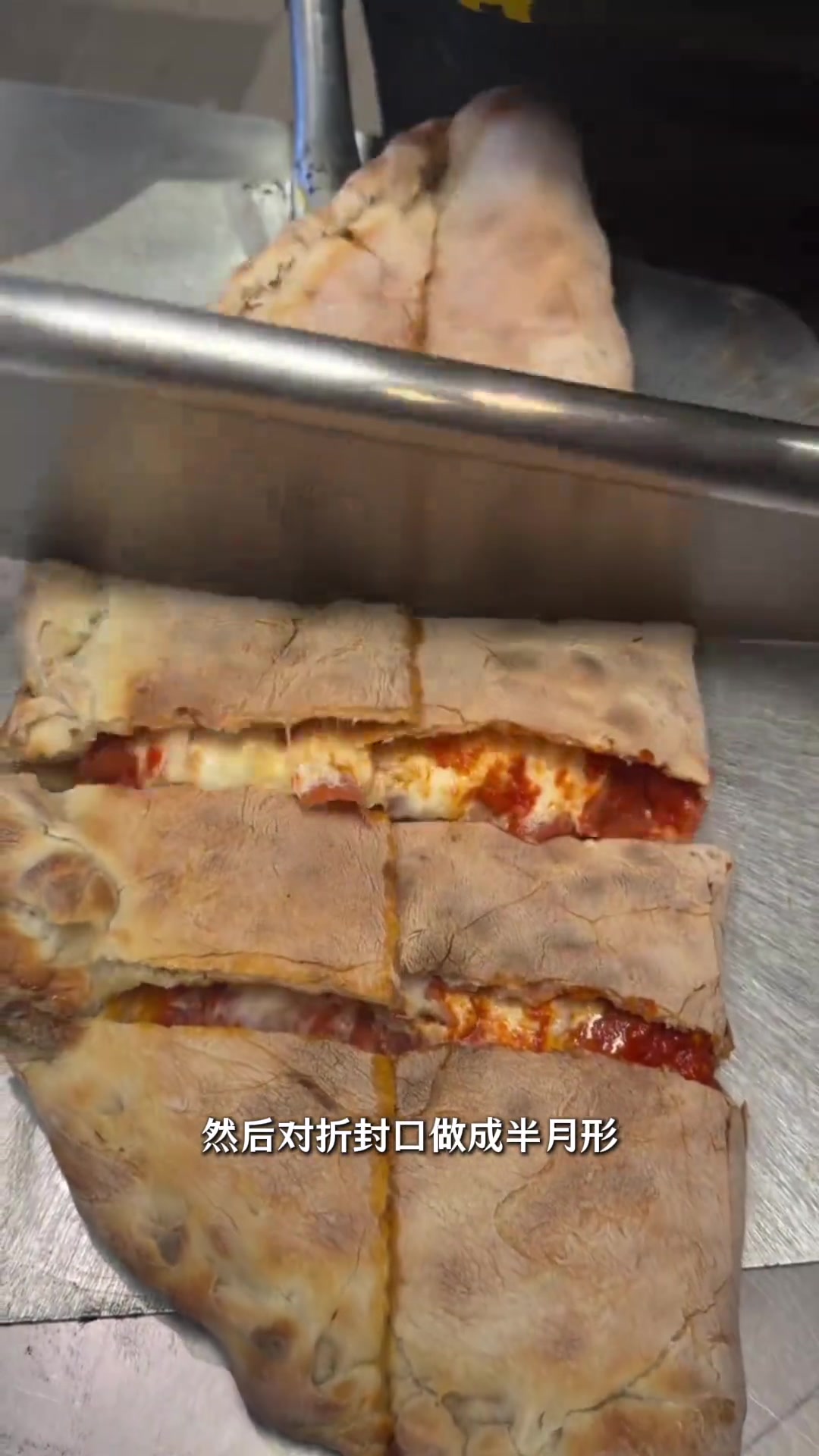 意式烤封披萨，酥脆可口的美味享受