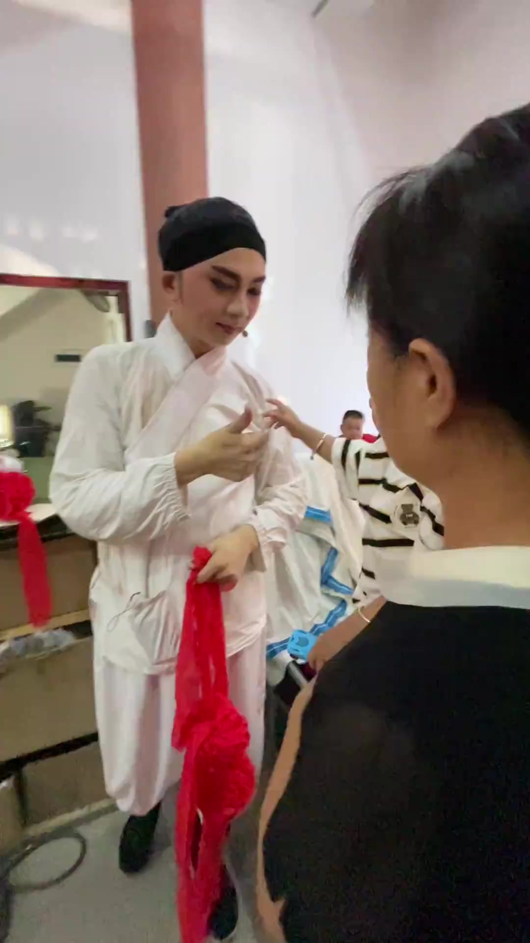 戏曲后台小包子招牌笑容超可爱，还和舅舅有爱互动
