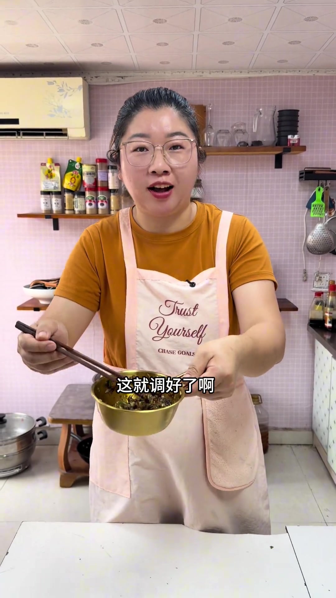 铁锅杂鱼一锅出，鱼肉鲜嫩锅贴吸足汤汁，劲道入味真满足