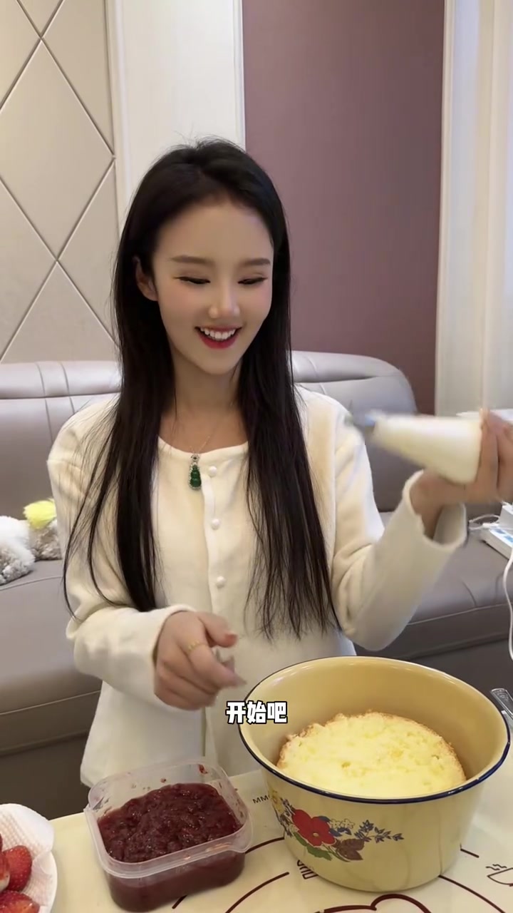 托尼老师做草莓盆蛋糕，半路被我截胡俩人一起做