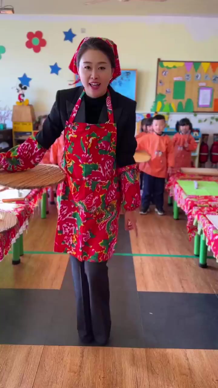幼儿园冬至亲子活动教幼儿学包饺子