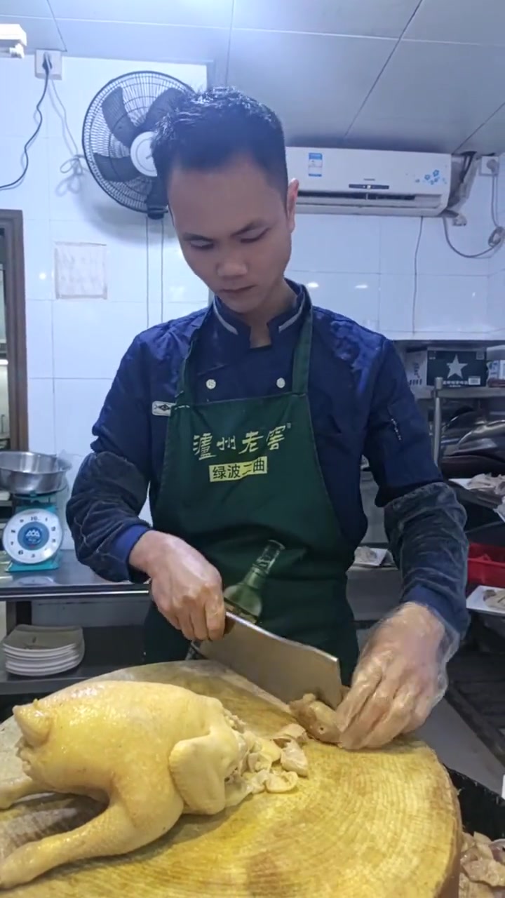 厨师详细示范白切鸡分切装盘全过程