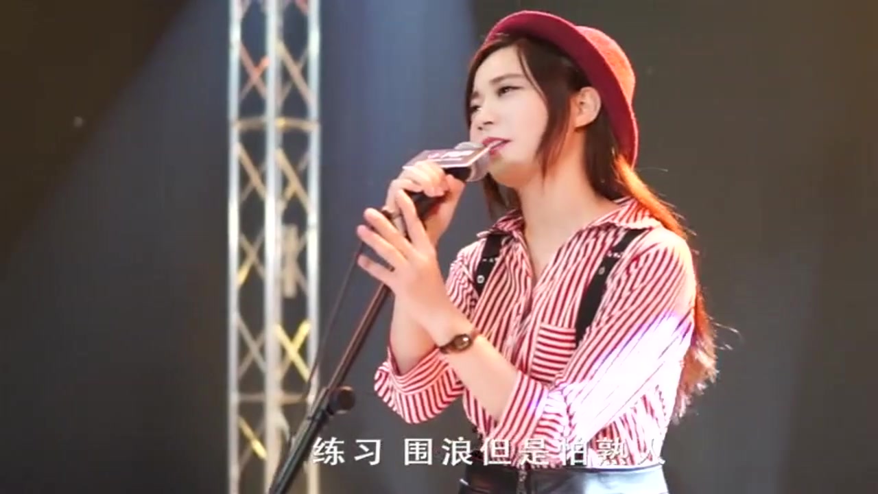 美女翻唱一首经典粤语歌曲《处处吻》,真是让人沉醉啊