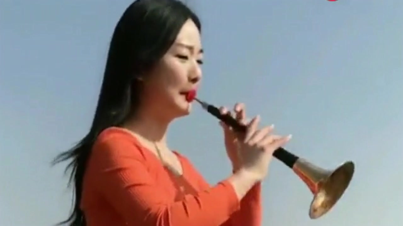 农村美女唢呐吹奏《精忠报国》,那旋律,吹的太棒了!