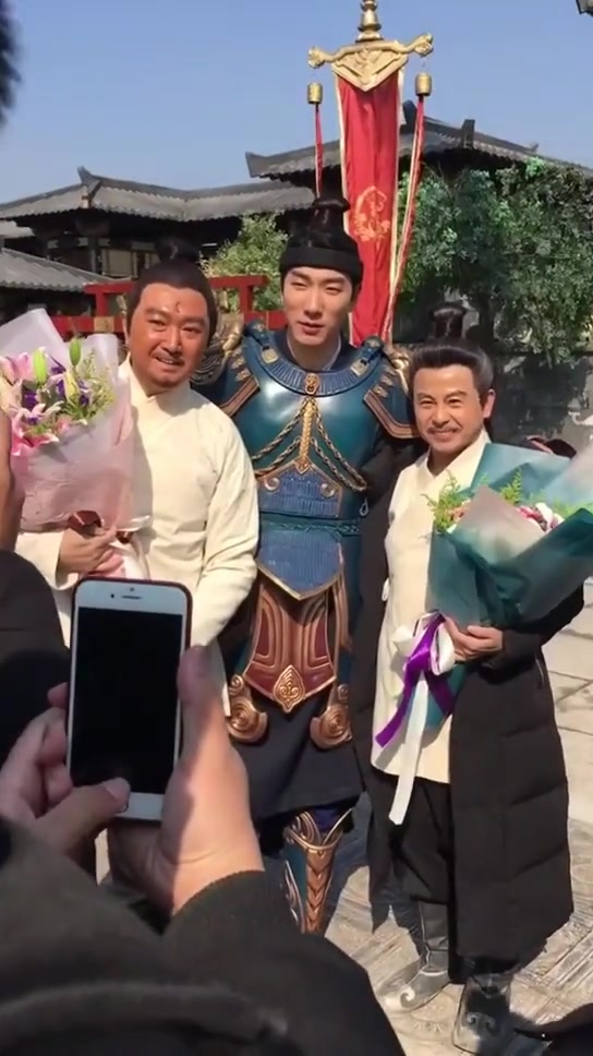 黄一山老师的戏份杀青啦,这样的合照真是最萌身高差啊,哈哈!