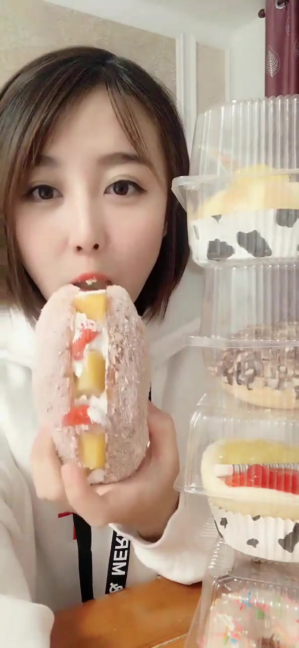 美女秀自拍,好多好吃的蛋糕,馋得我直流口水