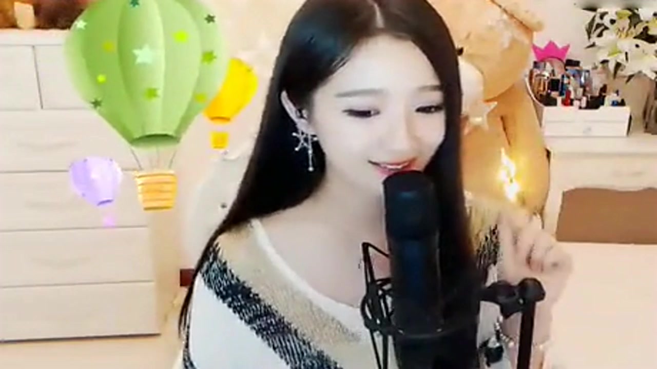 美女主播唱歌听醉了,关键还是颜值超高的美女哦