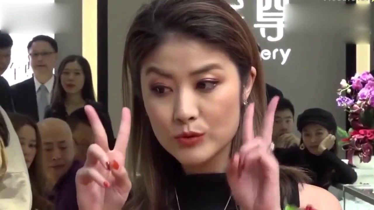 45岁陈慧琳近照,肌肤白皙似十八岁少女,修长美腿超养眼美翻了!