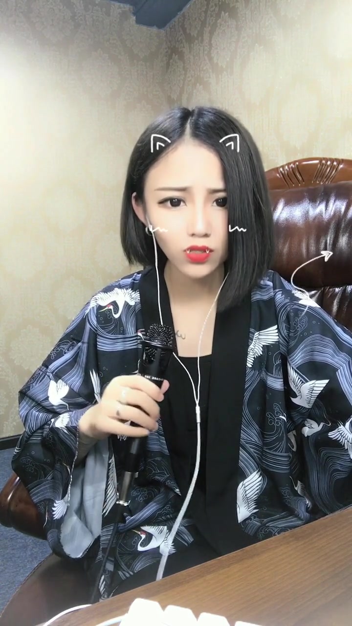 美女在家唱歌,太可爱了,最后的小表情也是没谁了