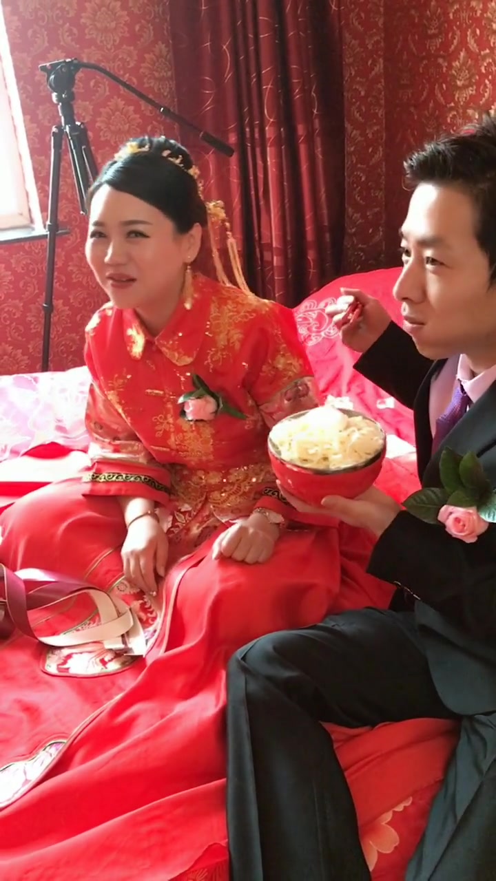 新郎开豪车去迎娶新娘,婚礼上,女人嫁给爱情的样子真美