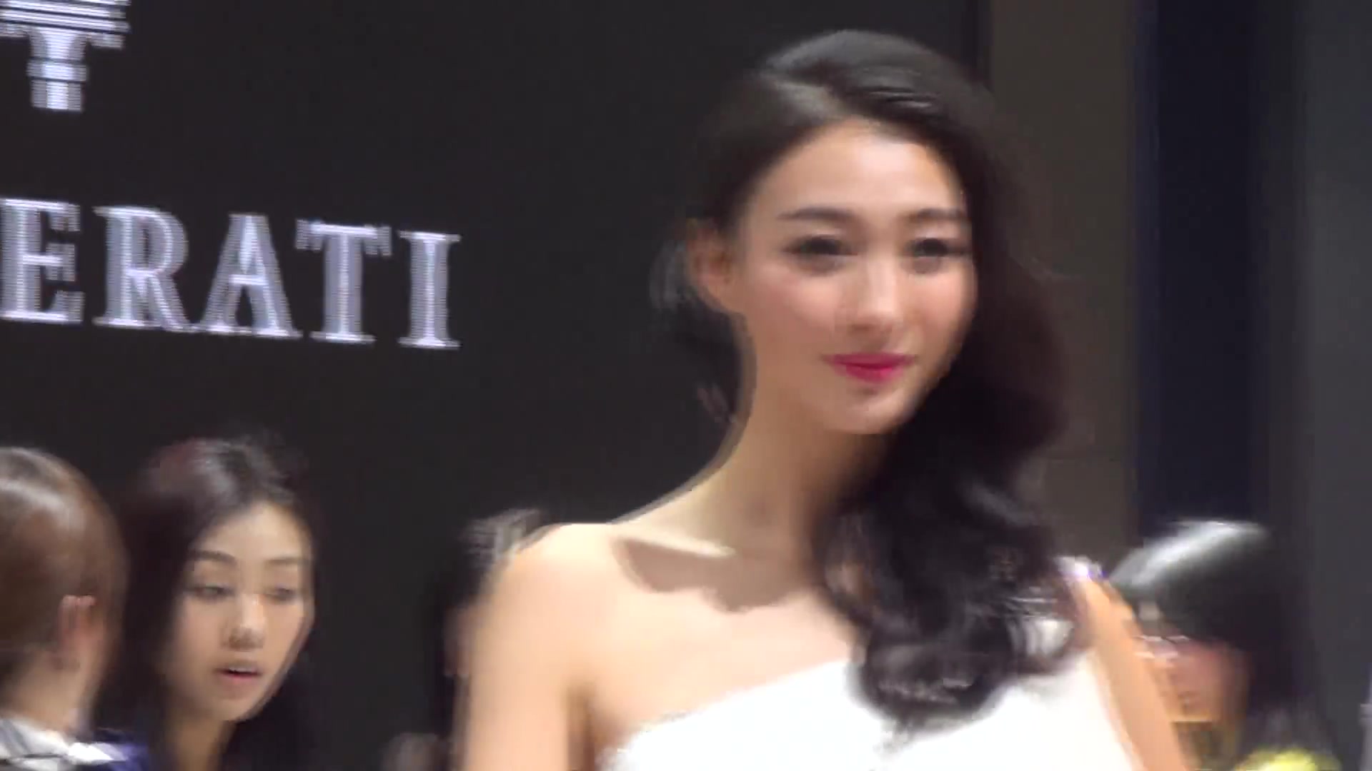 玛莎拉蒂不愧是豪车,美女车模都要高人一等