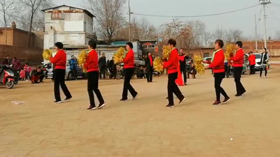 农村大妈自娱自乐在街头跳广场舞,让观看的大老爷们儿