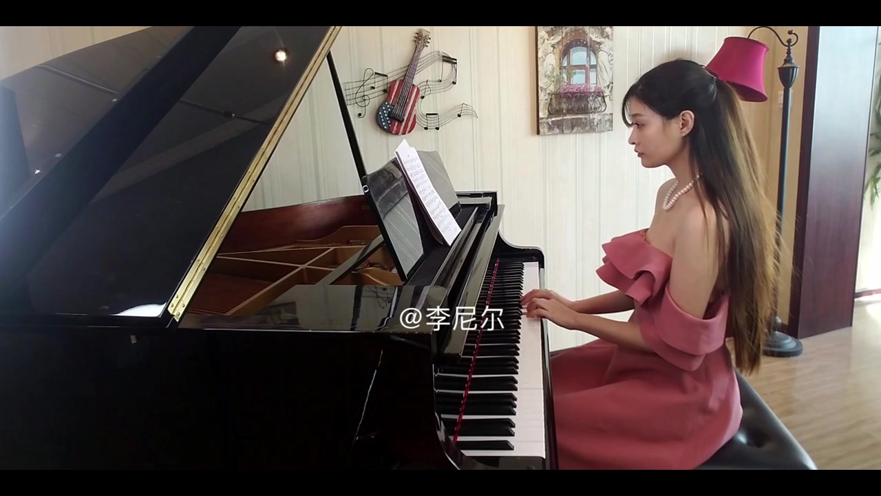 实拍美女大学生弹奏钢琴,手指在琴键上飞舞,显得很好看