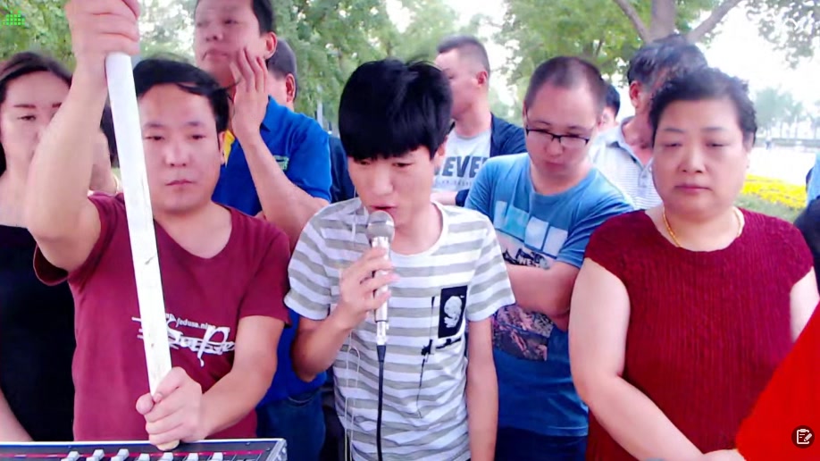 残疾歌手王亮,演唱《你的样子,嗓音清澈,唱哭了多少热血男儿