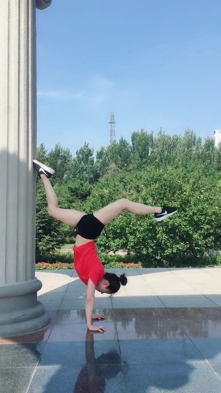 高难度一字马,能这样做动作的美女值得点赞!