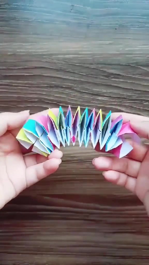 纸质烟花五,一个接着一个全部连在一起