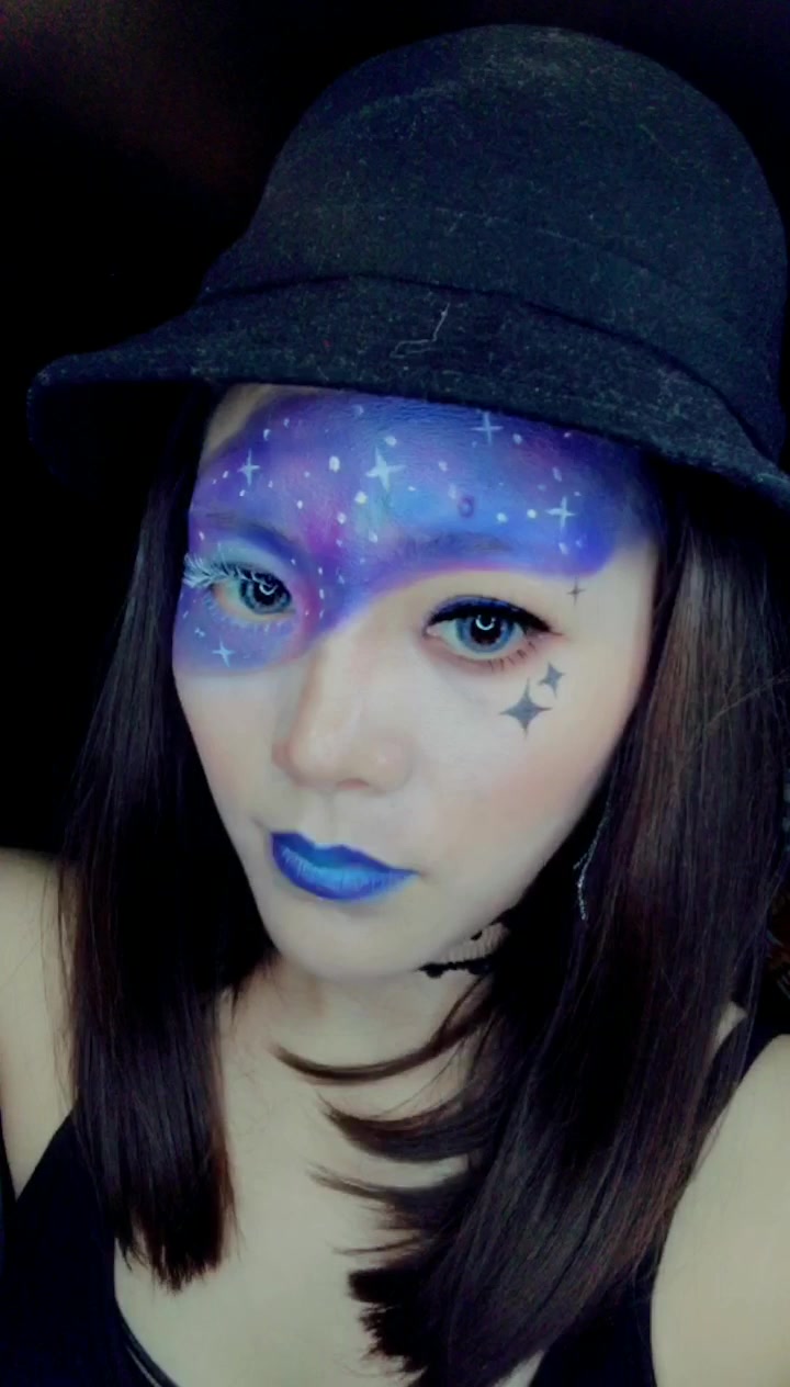 超人气coser#星空创意妆容哦,有意见么?