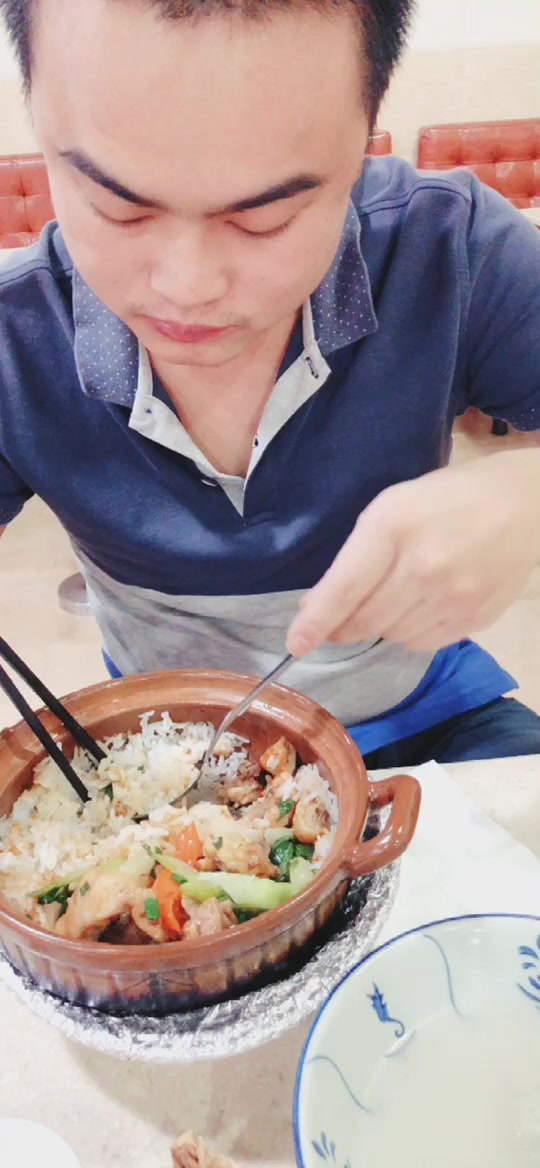 上进青年的搬砖日常#刚从乡下过来的搬砖兄弟几天没吃饭了,步行抢里