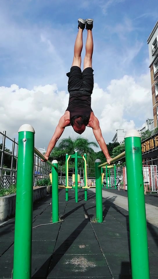 双杠倒立撑接俄挺