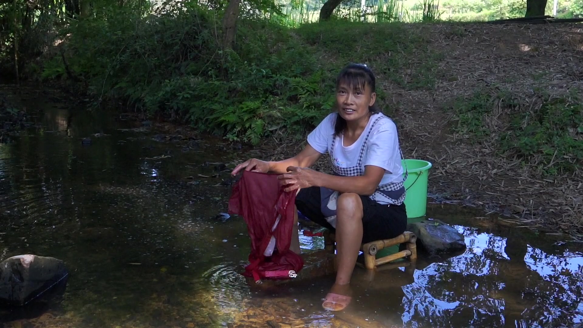 在江西赣州农村妇女们都是这样洗衣服,你们那边是这样